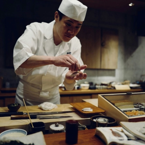 cheff-make-sushi